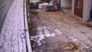 Buzlanan yolda kontrolden çıkan cip sitenin bahçesine uçtu