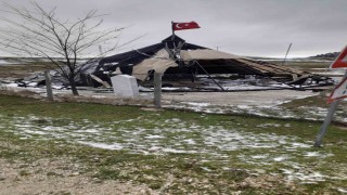 Çadır salon şiddetli rüzgara dayanamayarak parçalandı