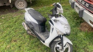 Çaldıkları motosikleti çalıştıramayan hırsızlar zarar verip bıraktı