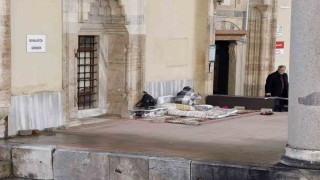 Cami bahçesini mesken tutan kadını otelde kalmaya kimse ikna edemiyor