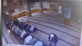 Camide namaz kılan komşusunu öldüren sanık: Asıl caniyi kardeşim tahliye olduğunda görecekler