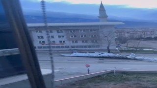 Caminin çatısı uçtu, yol kapandı