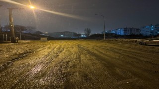 Çamur içinde olan yol temizlenip onarım bekliyor