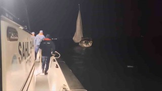 Çanakkale Boğazında içinde 2 kişinin bulunduğu yelkenli tekne kurtarıldı