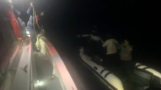 Çanakkalede arızalanan lastik botla sürüklenen 8 kaçak göçmen kurtarıldı