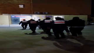 Çanakkalede göçmen kaçakçılığı operasyonu: 4 organizatör ve 25 kaçak göçmen yakalandı