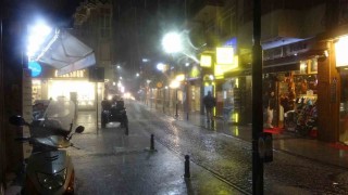 Çanakkalede sağanak sonrası cadde ve sokaklar göle döndü