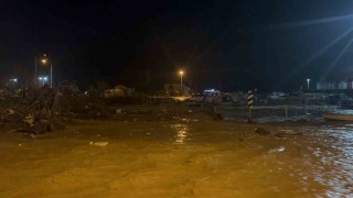 Çanakkalede sağanak yağış nedeniyle Kepez Çayı taştı, sahil yolu trafiğe kapatıldı