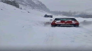 Çatakta çığ düştü: Sürücü son anda kurtuldu