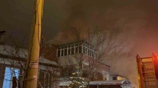 Çatıda çıkan yangın 2 saatte söndürüldü