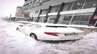 Çatıda çözülen kar kütlesi otomobilin üzerine düştü