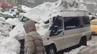 Çatıdan düşen kar kütlesi aracı kullanılmaz hale getirdi