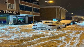 Çatıdan düşen kar kütlesi park halindeki otomobile zarar verdi