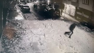 Çatıdan kar kütleleri düştü: Bir şahıs koşarak saniyeler içerisinde kurtuldu