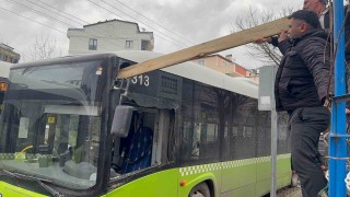 Çatıdan kopan kereste seyir halindeki otobüse saplandı