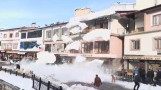 Çatılardan düşen kar kütleleri paniğe neden oldu