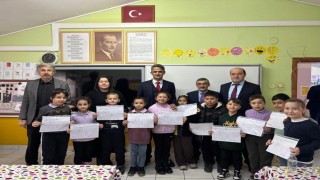 Çaycumada öğrenciler karnelerini kaymakam Kayanın elinden aldı