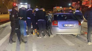 Çekici ile çarpışan otomobil hurdaya döndü: Ekipler yaralı sürücü için zamanla yarıştı