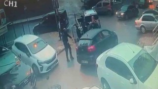 Çekmeköyde kapı önü motor parkı kavgası: Keser ve sopayla darp anları kamerada