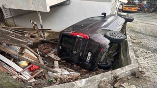 Çengelköyde vitesi boşta kalan araç bahçeye uçtu
