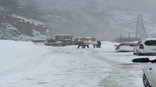 Çığ nedeniyle ulaşıma kapanan Trabzon-Bayburt karayolu kontrollü olarak ulaşıma açıldı