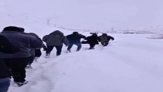 Çığla kapanan yolda mahsur kalan 100 kişi köyde misafir edildi