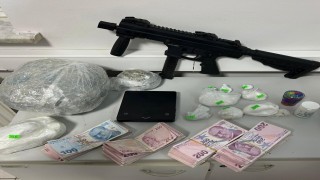 Cinayet zanlısı, hobi bahçesinde otomatik silah ve uyuşturucuyla yakalandı