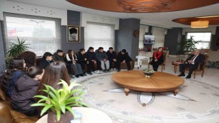 Çocuklar el emeklerini Başkan Şadi Özdemire hediye etti
