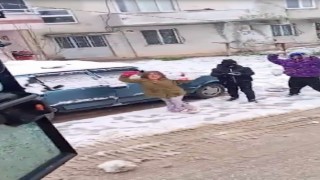 Çocuklar karları temizlemesin diye temizleme aracını kartopuna tuttu