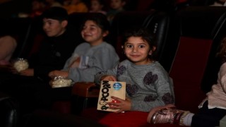 Çocuklara sürpriz sinema gösterimi