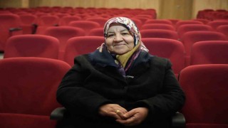 Çocukları sosyalleşsin diye geldi, sahnenin yıldızı oldu