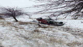 Çorumda ağaca çarpan otomobil takla attı: 4 yaralı