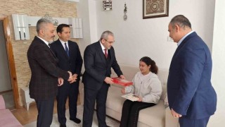 Çorumda evde eğitim gören öğrencinin karnesini milli eğitim müdürü verdi