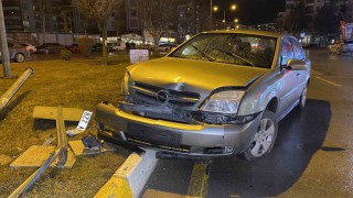 Çorumda otomobil sinyalizasyon direğine çarptı: 1 yaralı