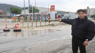 Çukura düşen araçları durdurmaya çalıştı, başarısız oldu