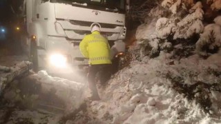 D850 kara yolu ulaşıma kapandı, polis ekipleri kürekle açmaya çalıştı