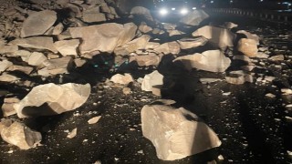 Dağdan kopan kayalar yolu trafiğe kapattı
