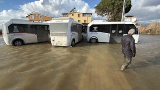 Deniz taştı, caddeler göle döndü