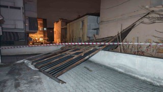 Denizlide fırtına ağaçları devirdi, çatıları uçurdu