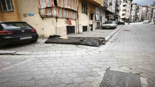Denizlide şiddetli rüzgar hayatı olumsuz etkiledi: çatılar uçtu, insanlar yürüyemedi