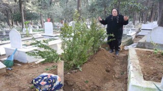 Depremden bu yana kayıp olan kız kardeşinin mezarını, kimsesizler mezarlığında buldu