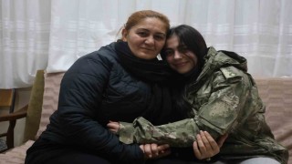 Depremzede Belizin, kendisine üşümesin diye montunu veren albayla görüşmesinde duygusal anlar yaşandı