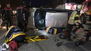 Devrilen otomobilin altında kalan sürücü itfaiye ekiplerince çıkarıldı