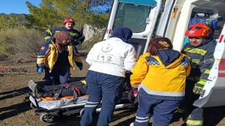 Devrilen traktör sürücüsü itfaiye tarafından kurtarıldı