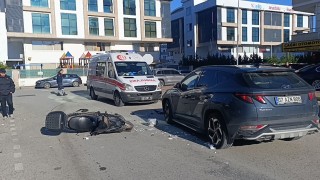 Devrilerek sürüklenen motosikletli otomobile çarptı