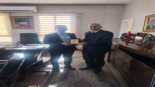 Dicle Kaymakamı Atıştan emekliye ayrılan ilçe nüfus müdürüne plaket