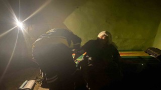 Diyarbakırda belediye ve sağlık ekipleri yolu kapalı köydeki yaşlı çifte böyle ulaştı