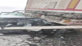Diyarbakırda buz tutan yolda zincirleme kaza: 3 yaralı