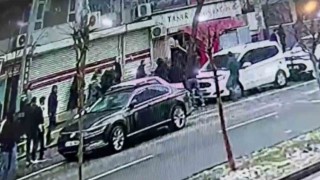 Diyarbakırda düğünde karşılaşan husumetli ailelerin kavgası sokağa taştı