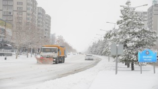 Diyarbakırda kar yağışına karşı kesintisiz mücadele